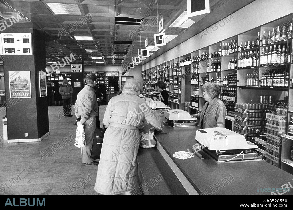 Stockholm 1983-10-10. Systembolagets nya ködatorsystem på Klarabergsgatan. Foto: Don Titelman / DN / TT / Kod: 71. ** SvD OUT **.