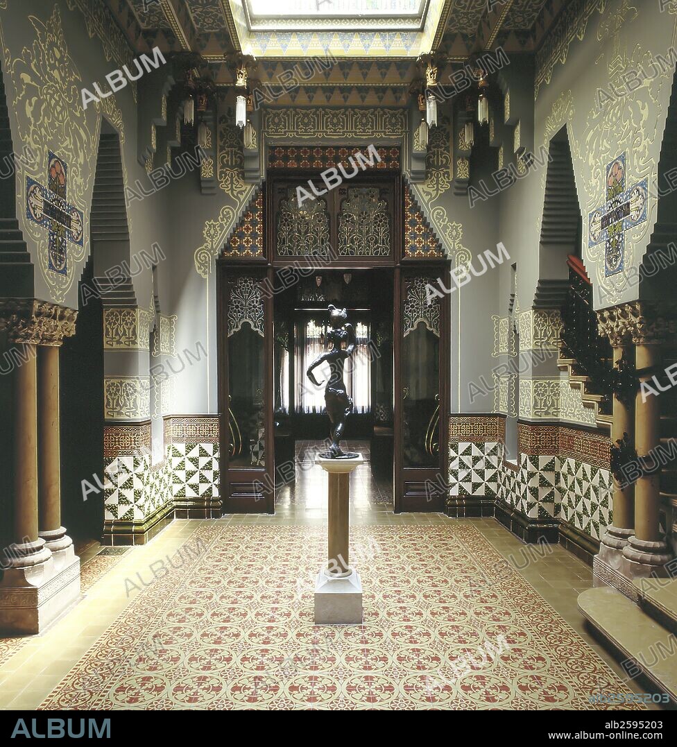 La Casa Coll i Regàs es un edificio modernista creado por el arquitecto catalán Josep Puig i Cadafalch en 1898 por encargo del empresario Joaquim Coll i Regàs, un importante fabricante téxtil de Mataró (Barcelona).