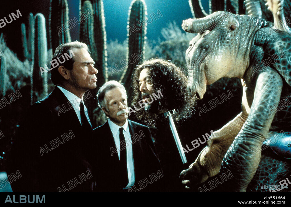 TOMMY LEE JONES in MEN IN BLACK (1997), directed by BARRY SONNENFELD. Copyright COLUMBIA TRISTAR.