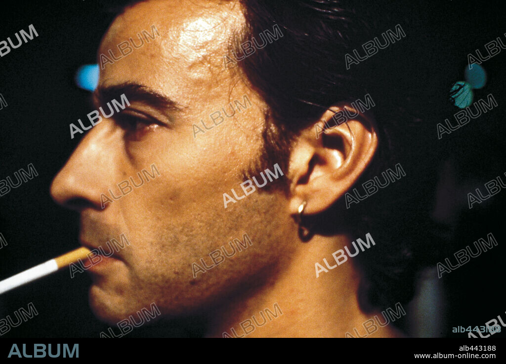 EDUARD FERNANDEZ in ZAPPING, 1999, directed by CHUMILLA CARBAJOSA. Copyright AURUM PRODUCCIONES, S.A.-CRISTAL P.C.