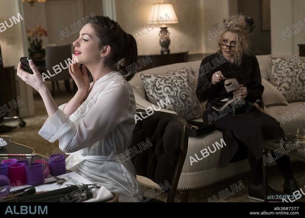 ANNE HATHAWAY and HELENA BONHAM CARTER in OCEAN'S EIGHT, 2018, directed by GARY ROSS. Copyright SMOKEHOUSE PICTURES/VILLAGE ROADSHOW PICTURES.
