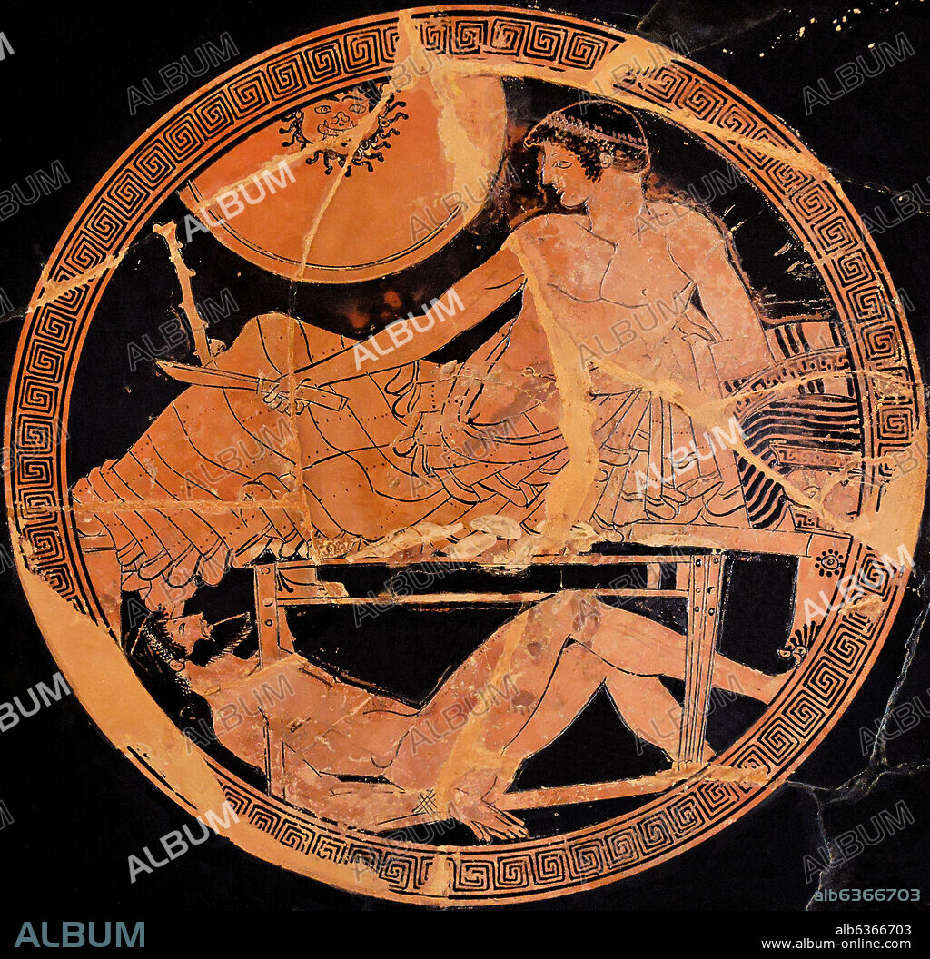 HIERON ALFARERO / MACRON PINTOR. AQUILES ARRASTRANDO EL CADAVER DE HECTOR - TONDO DE UNA TAZA DE CERAMICA ATICA DE FIGURAS ROJAS - 490–480 AC - Diam. 33.4 cm -.