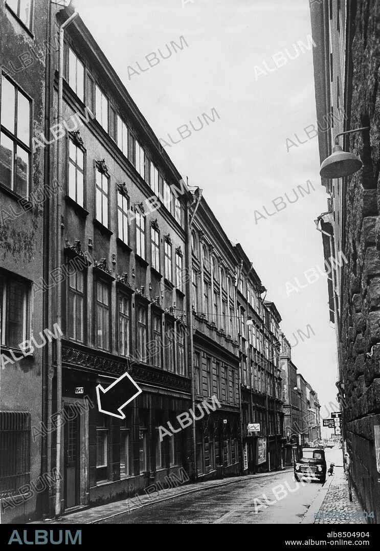 ARKIV 1964-07-09. Pilen visar ingången till Svenska Handelsbankens hus mellan Fredsgatan och Jakobsgatan i Stockholm 9:e juli 1964, där bankanställde Vilhelm Rodius någongång 1962 försökte ta livet av tandläkare Robert Aspelin genom att knuffa honom utför en baktrappa. Aspelin överlevde och händelsen betraktades som en olyckshändelse. Wilhelm Rodius mördade senare tandläkare Robert Aspelin på skärtorsdagen 19:e april 1962 efter att ha förskingrat pengar från tandläkaren. Efter en gemensam lunch på Restaurang Minerva på Kungsgatan bjöd Rodius hem tandläkare Aspelin till sin lägenhet på Drottninggatan 95 D där han slog ihjäl tandläkaren därefter styckade han kroppen och brände upp den i de tre kakelugnarna i lägenheten. Foto: Jan Hammarlund / XP / SCANPIX / Kod: 18. **AFTONBLADET OUT**.