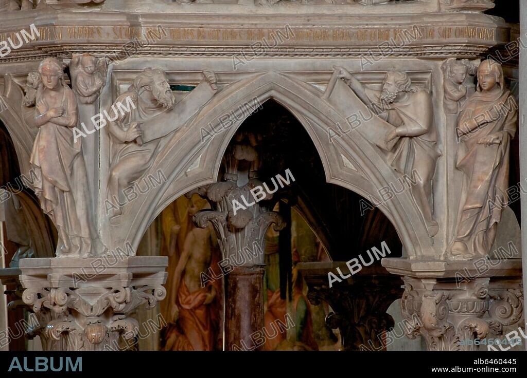 Pistoia (Toskana, Italien), Kirche Sant' Andrea / Chiesa di Sant' Andrea, (Mitte 12. Jahrhundert), linke, südliche Langhauswand, Kanzel / Pulpito di Giovanni Pisano (1298-1301; Bildhauer: Giovanni Pisano; um 1245/50-nach 1341; Marmor und Porphyr, Höhe 455 cm). /-Teilansicht der Akadenzone: An den Ecken Statuen der Sibyllen, in den ...