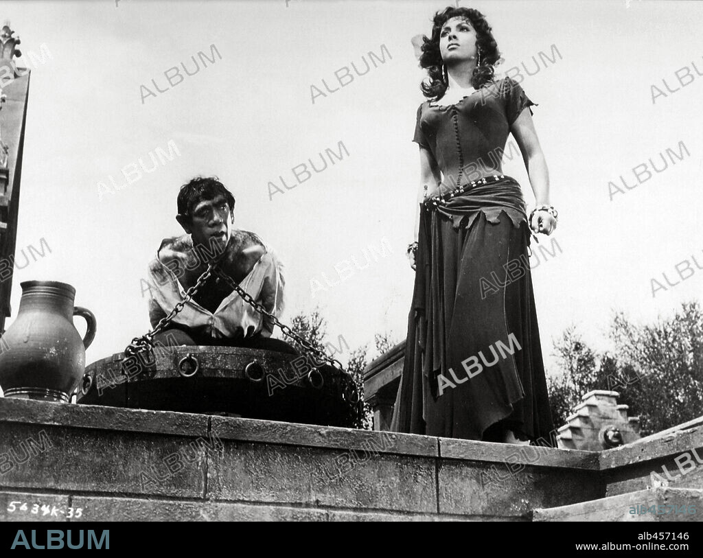 ANTHONY QUINN et GINA LOLLOBRIGIDA dans NOTRE DAME DE PARIS, 1956, réalisé par JEAN DELANNOY. Copyright PARIS-FILM PRODUCTIONS/ALLIED ARTISTS.