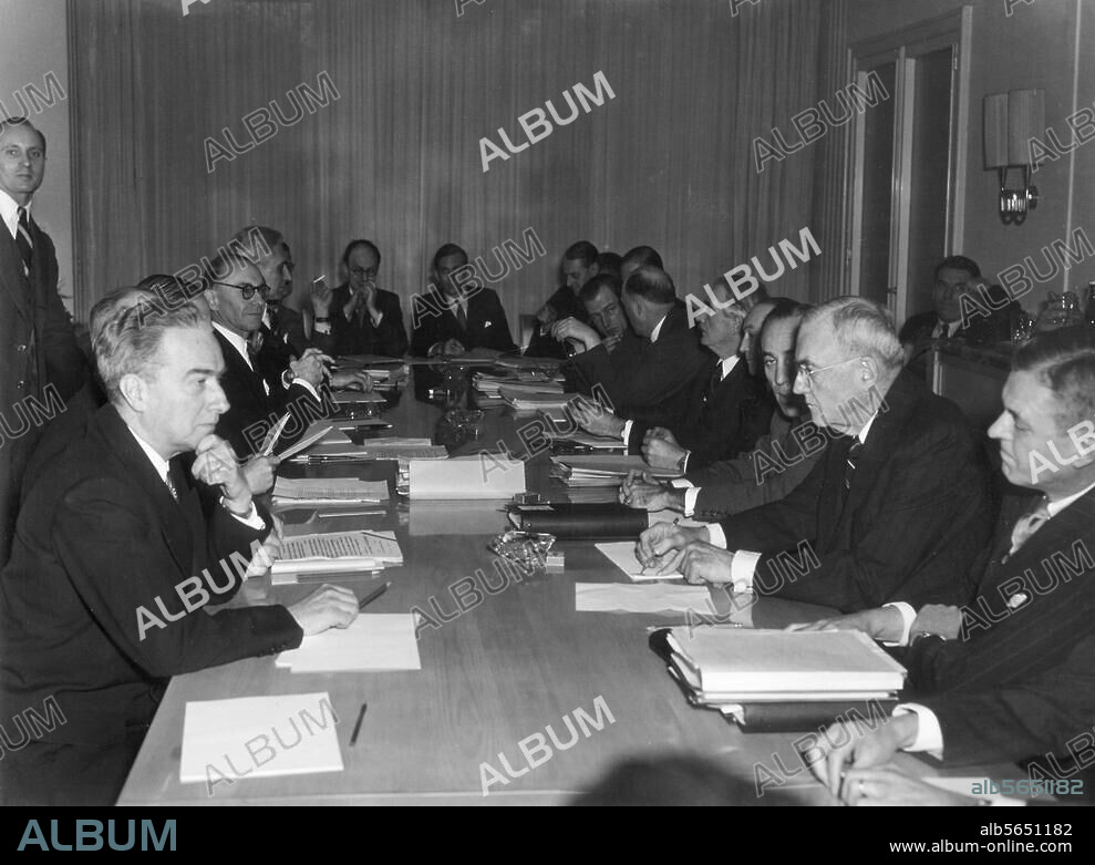 Berlin, 25. Jan. bis 18. Feb. 1954. Viermächtekonferenz der Außenminister Frankreichs (Georges Bidault), Großbritanniens (Anthony Eden), der USA. (John Foster Dulles) und der UdSSR. (Wjatscheslaw M. Molotow) zu Fragen der Deutschlandpolitik. Blick in den Sitzungssaal zu Beginn der Konferenz.
