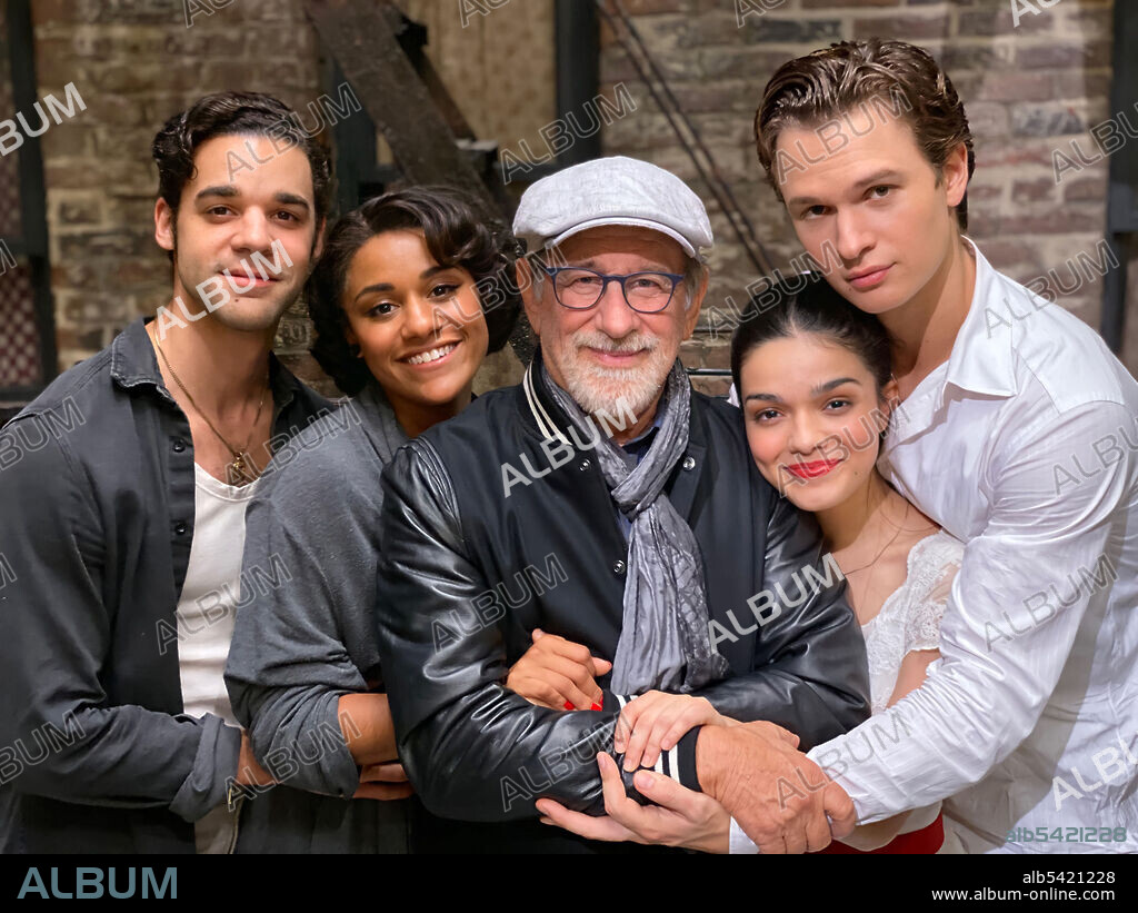 ANSEL ELGORT, ARIANA DEBOSE, DAVID ALVAREZ, RACHEL ZEGLER and STEVEN SPIELBERG in WEST SIDE STORY, 2021, directed by STEVEN SPIELBERG. Copyright Amblin Entertainment / 20th Century Studios.