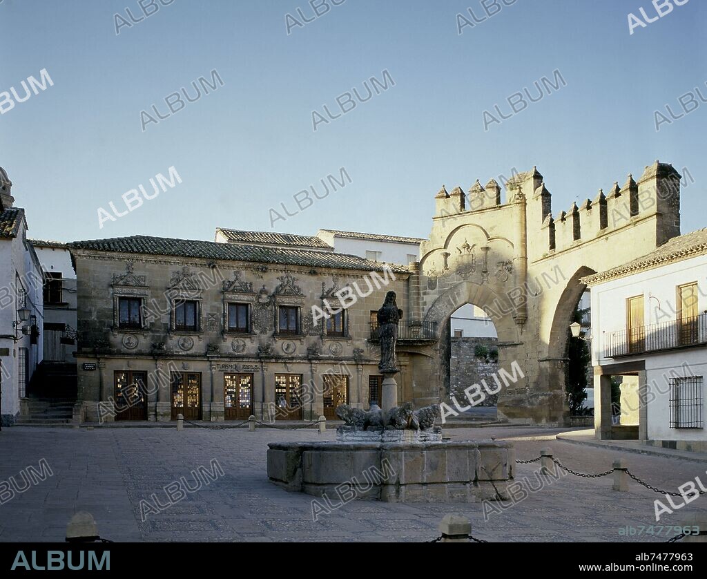PLAZA LOS LEONES-FUENTE Y AL FONDO CASA DEL POPULO (AUDIENCIA CIVIL)Y LA PUERTA DE JAEN Y ARCO DE VI.