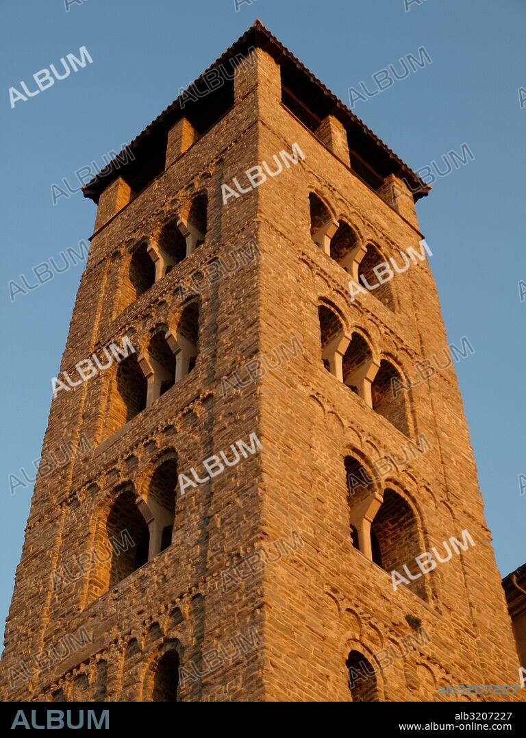 CATEDRAL DE SANT PERE. TORRE Y CAMPANARIO.  VIC, BARCELONA, CATALUÑA, ESPAÑA.