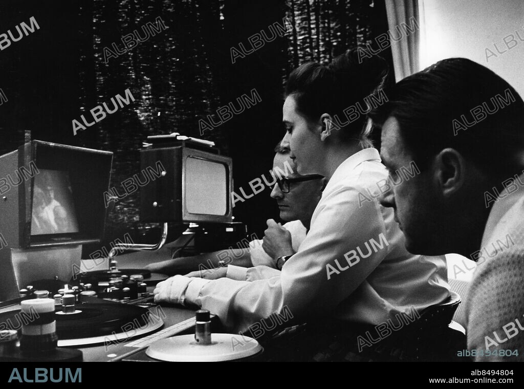 ARKIV STOCKHOLM 19630606.. Roland Hjelte (t.v.), TV-man, anställd vid Sveriges Radio sedan 1958, då han knöts till TV:s samhällsredaktion, och Karl-Axel "Kas" Sjöblom, radio- och TV-man, från 1955 TV-producent vid Sveriges Radio, sitter vid klippbordet med assistenten Anne-Marie Ohlin.. Foto: Bertil S-son Åberg / SVT Bild / Kod: 5600. RiR sv/v 16843. Mapp: TV-Teknik Klippbord L 18.