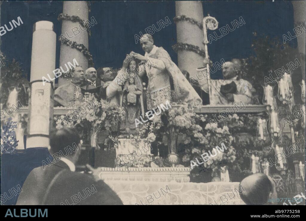 Mayo 1923. Vitoria. Coronación de la Patrona de Álava. El obispo Preconizado de  Madrid-Alcalá, D. Leopoldo Eijo, Imponiendo la corona A la imagen de nuestra Señora de Estibaliz.
