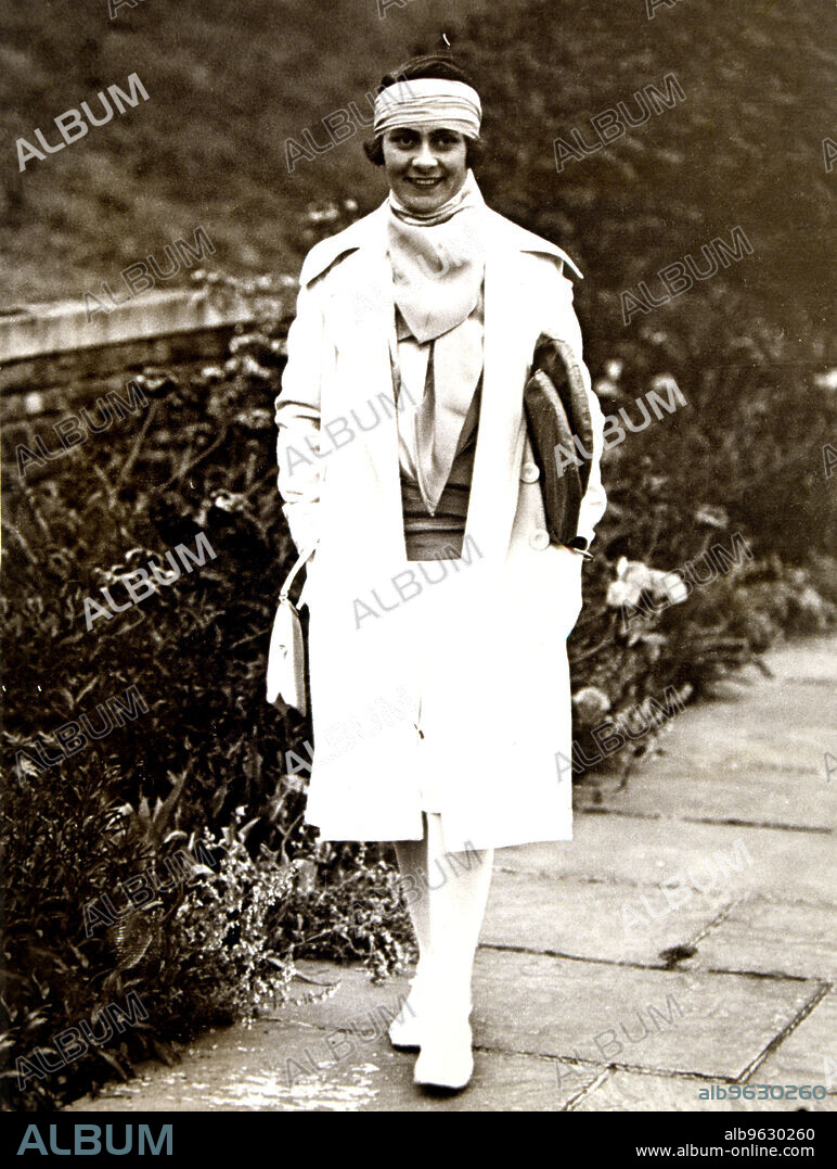 Maria Gonzalez Alvarez, Lily Alvarez, Spanish tennis player on the street (1905-1998).