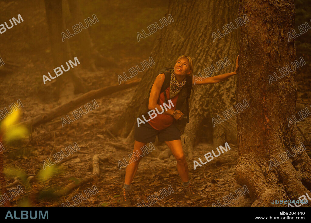 SIENNA MILLER in EXTRAPOLATIONS, 2023, directed by SCOTT Z. BURNS. Copyright Apple.