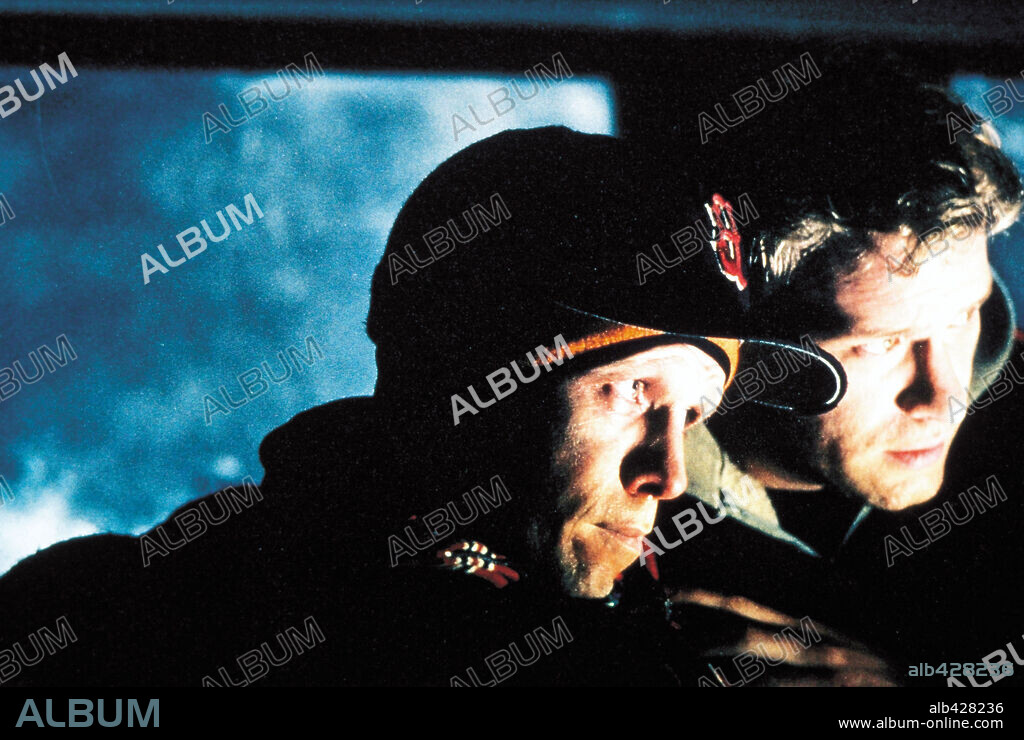 DONNIE WAHLBERG and THOMAS JANE in DREAMCATCHER, 2003, directed by LAWRENCE KASDAN. Copyright WARNER BROS. PICTURES / GREGORY, DOANE.