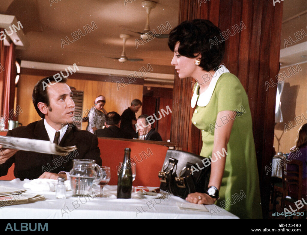 CONCHA VELASCO y MANOLO ESCOBAR en RELACIONES CASI PUBLICAS, 1968, dirigida por JOSE LUIS SAENZ DE HEREDIA. Copyright JOSE FRADE PRODUCCIONES CINEMATOGRAFICAS.