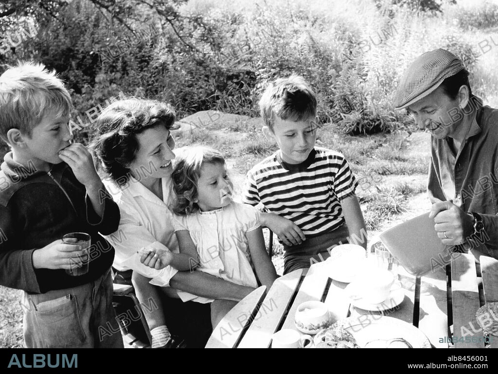 1958-08.. Orig. bildtext... Holmberg-Olin, Brita aug.58 Olin, Stig Anm. Fika Kaffebröd Saft Porslin Publ i RiR 35/58 s.12: "Sommaridyll i Färentuna. (...) Från vänster: 8-årige Pelle, mamma Brita, 3-åriga Lena, 11-årige Mats och pappa Stig Olin." Reportage inför tv-serien Greta och Albert där Greta spelas av Brita Holmberg (Olin). Britta persons: BRITA HOLMBERG;PER OLIN;MATS OLIN;LENA OLIN;STIG OLIN sites: SVERIGE.