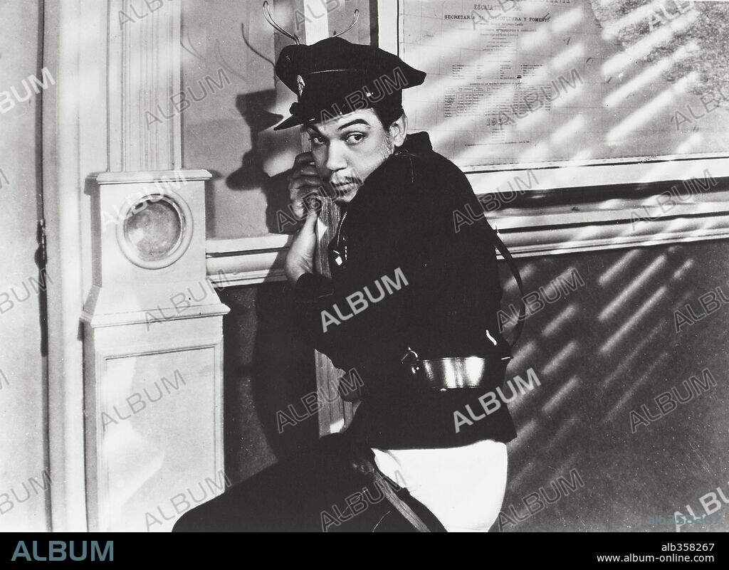 CANTINFLAS en EL GENDARME DESCONOCIDO, 1941, dirigida por MIGUEL M. DELGADO. Copyright POSA FILMS, S.A.