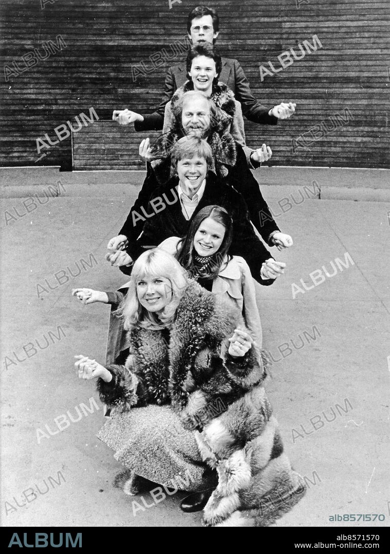 STOCKHOLM 1975-03-06. Dansbandet Glenmarks poserar på Solliden scenen på Skansen i Stockholm 6:e mars 1975 i samband med SVT TV 2:s presentation av sommarens underhållningsprogram där Glenmarks ska vara husband. Fr. bak Producenten Leonard Eek, sångaren Anders Glenmark, kapellmästaren Bruno Glenmark, programledaren Håkan Sterner samt sångerskorna Karin Glenmark och Ann-Louise Hanson. Foto: Olle Lindeborg / TT / Kod: 190.