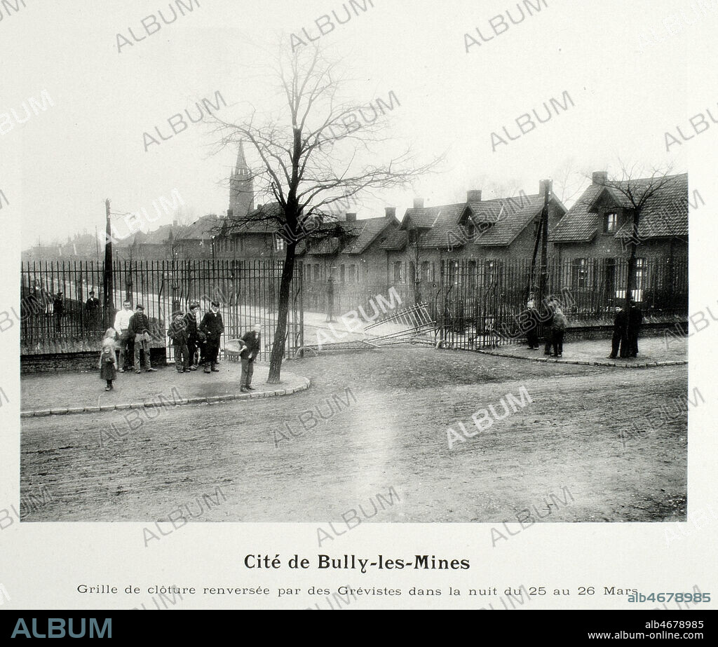 'Cite de Bully-les-mines : grille de cloture renversee par des grevistes dans la nuit du 25 au 26 mars'. Photographie tiree de l'album edite par la Compagnie des mines de Bethune sur la 'Greve generale des mineurs de mars a avril 1906'. Credit : Collection IM/KHARBINE-TAPABOR.