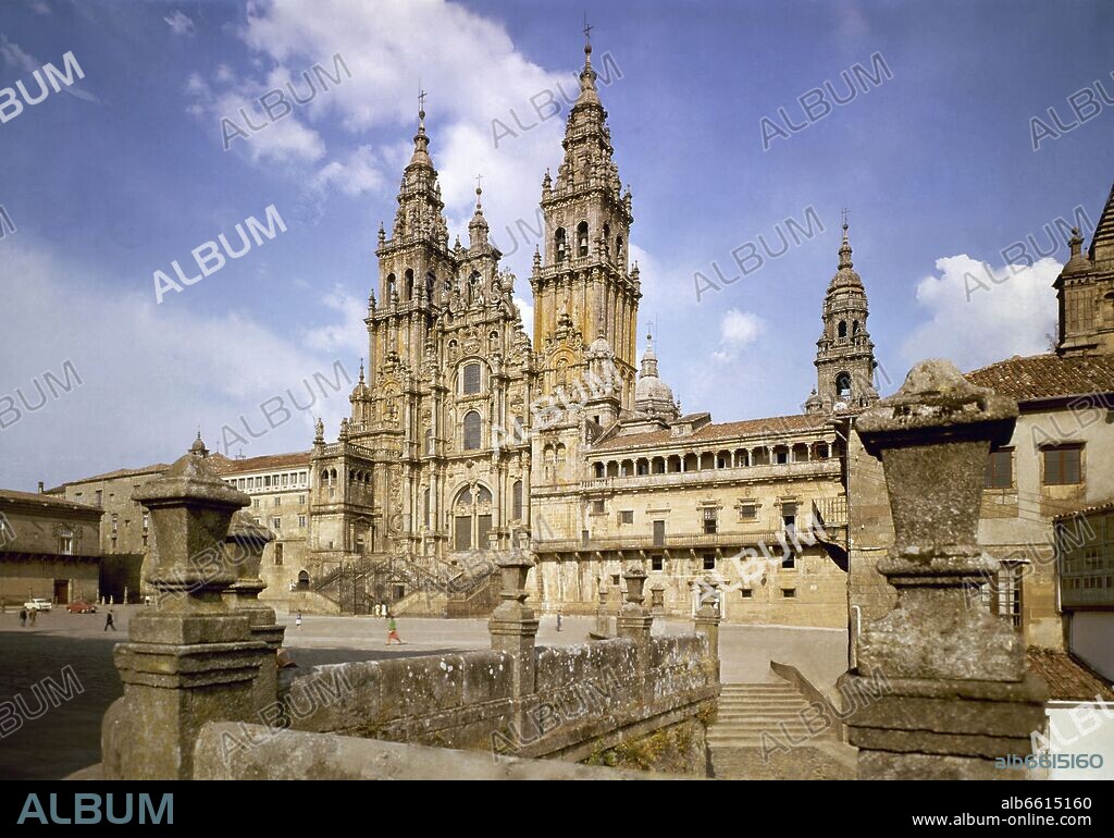 FERNANDO DE CASAS NOVOA. PLAZA DEL OBRADOIRO CON LA CATEDRAL DE SANTIAGO DE COMPOSTELA AL FONDO.