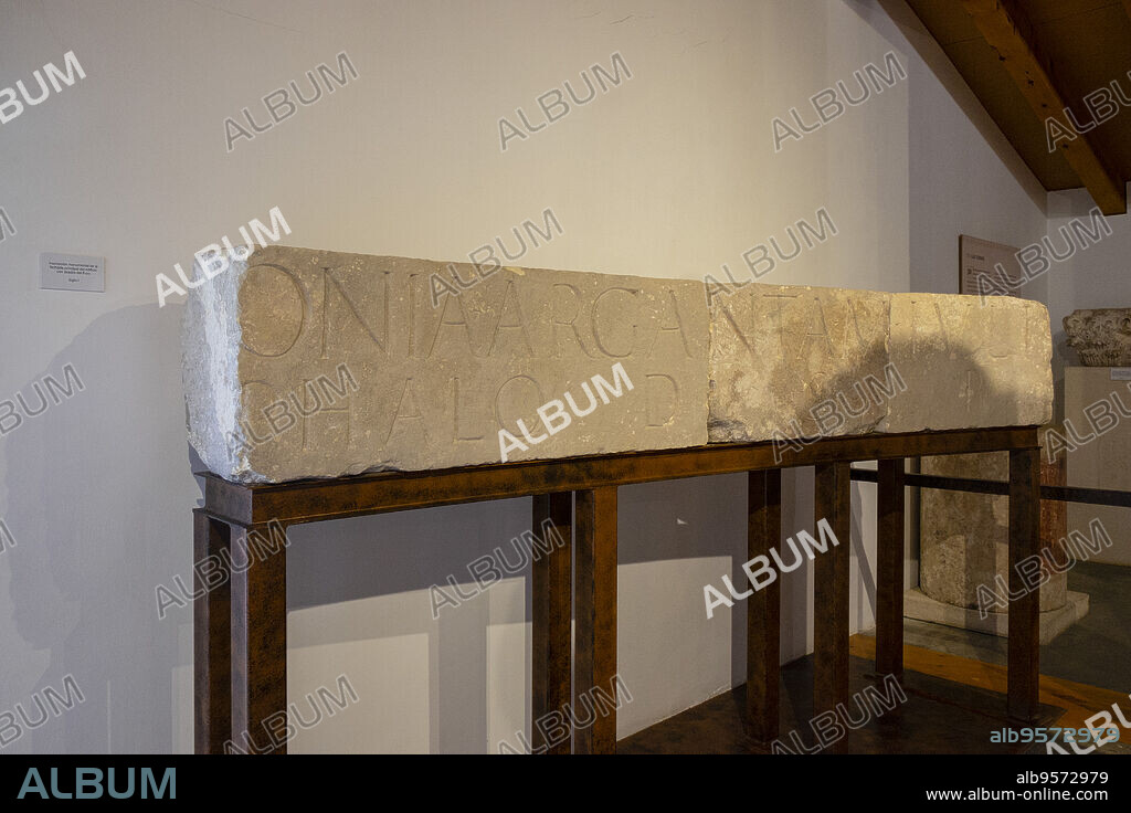 inscripcion monumental del edificio del Foro, siglo I, Museo-Centro de Interpretación del parque arqueológico de Segóbriga, Saelices, Cuenca, Castilla-La Mancha, Spain.