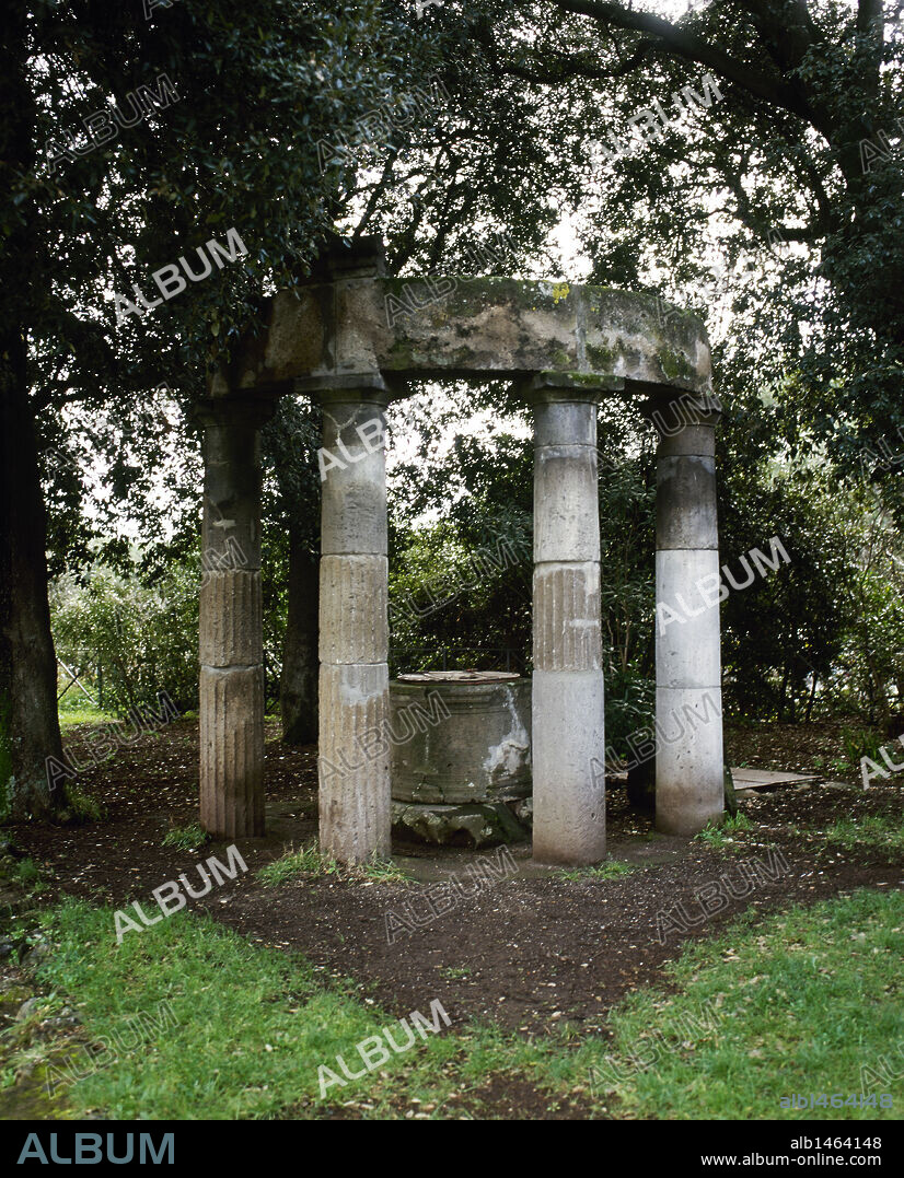 ARTE ROMANO. ITALIA. Vista general de uno de los edificios ubicados en el FORO TRIANGULAR, el THOLOS de columnata dórica que rodea un pozo. En su arquitrabe se encuentra una inscripción en letra toscana que atribuye la construcción al magistrado samnita, Numerius Trebius. POMPEYA. La Campania.