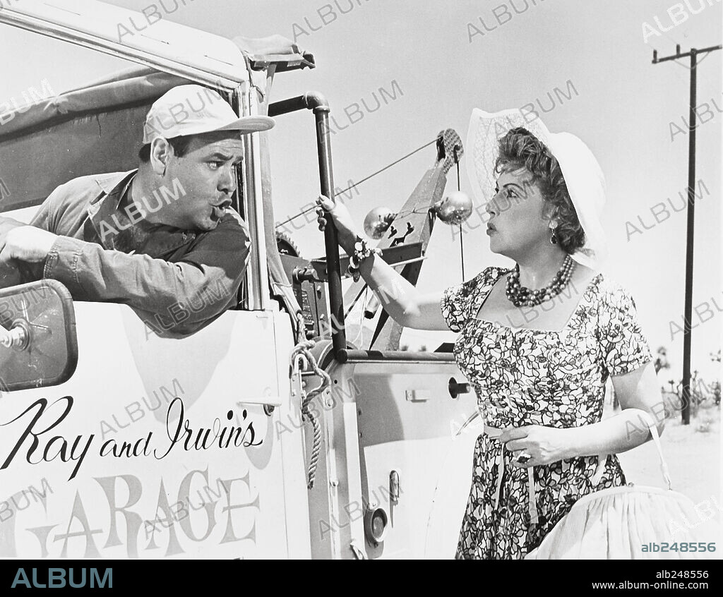 ETHEL MERMAN and JONATHAN WINTERS in IT'S A MAD MAD MAD MAD WORLD, 1963 (IT'S A MAD, MAD, MAD, MAD WORLD), directed by STANLEY KRAMER. Copyright UNITED ARTISTS.