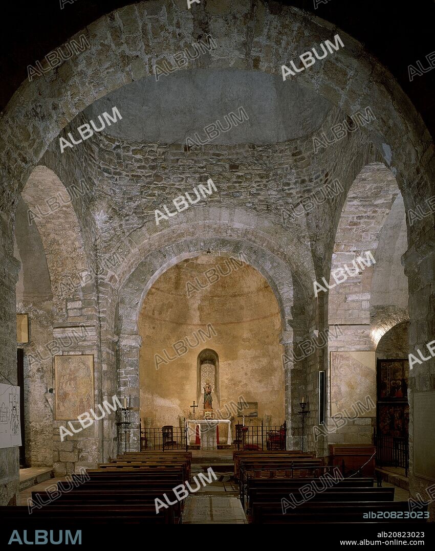 INTERIOR ROMANICO CATALAN PLANTA DE CRUZ LATINA.