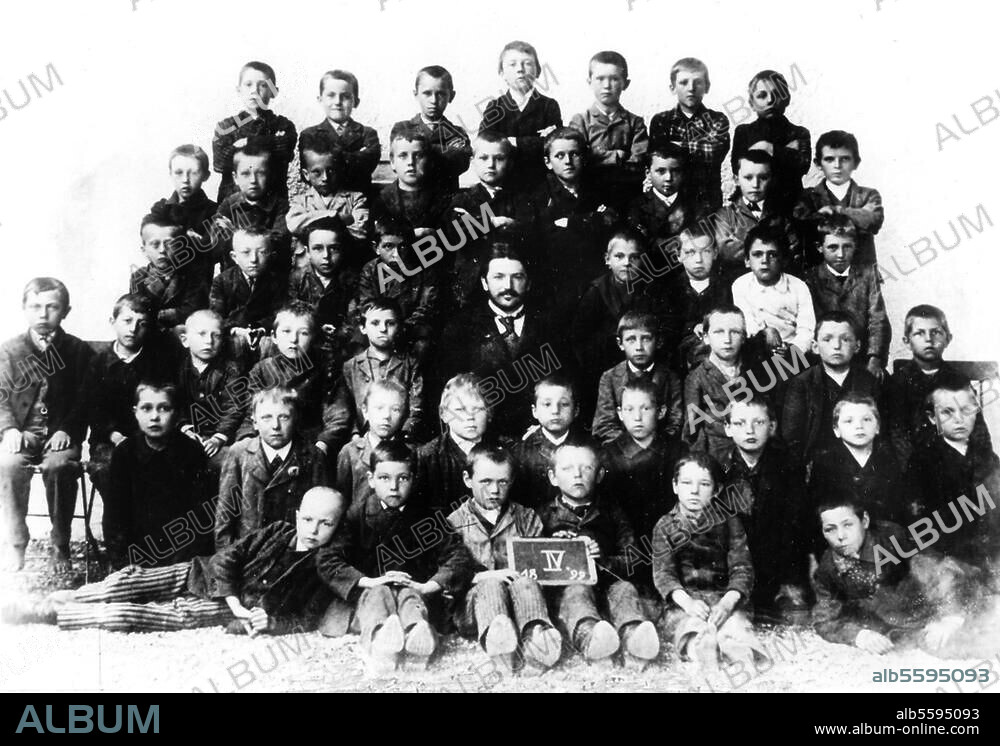 Hitler, Adolf Dictator (NSDAP), 1889-1945. Class photo of Year 4 in Leonding. In the top row, middle, Adolf Hitler aged ten years. Photo, 1899.