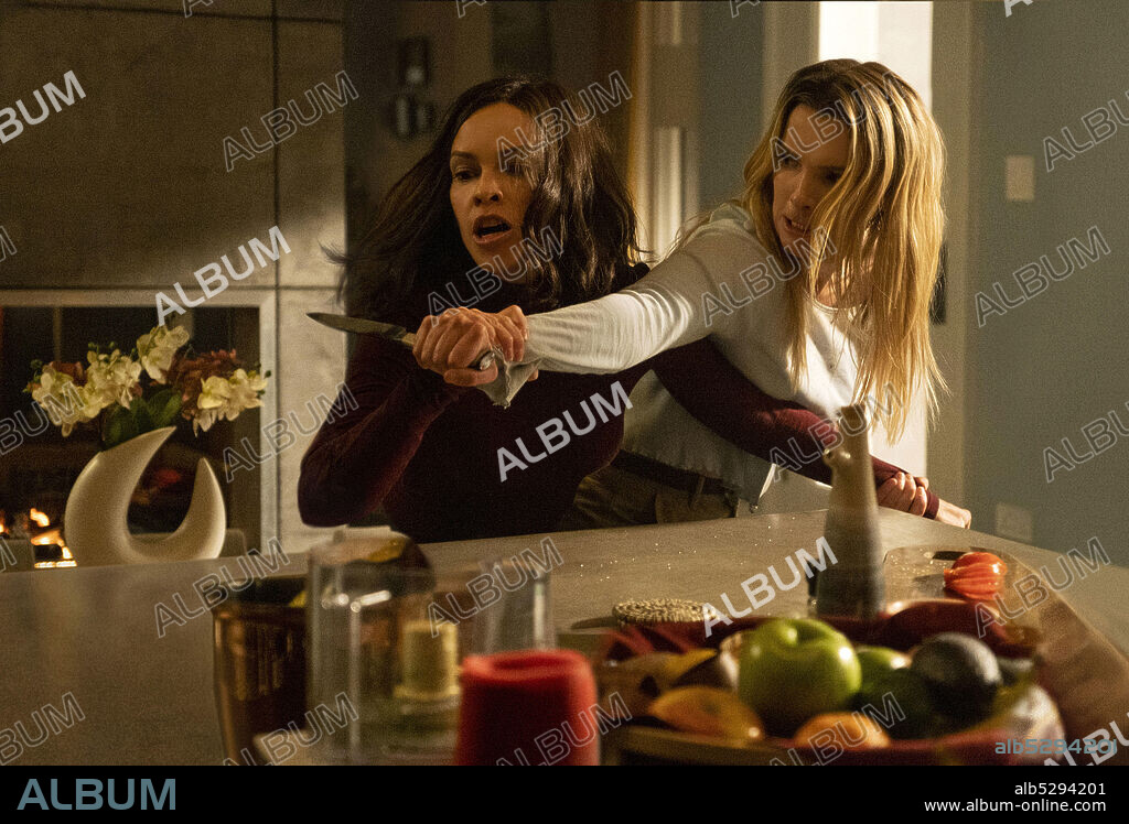 BETTY GILPIN y HILARY SWANK en LA CAZA, 2020 (THE HUNT), dirigida por CRAIG ZOBEL. Copyright BLUMHOUSE PRODUCTIONS.