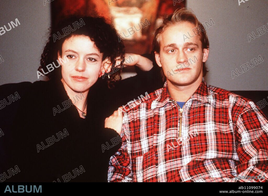 Julia (MARIA SCHRADER) has fallen in love with the young bartender Frank (JÜRGEN VOGEL). But her boyfriend Christian has a not entirely hopeless chance of winning her back. MARIA SCHRADER as Julia in her most moving, best and certainly most erotic role to date. Director: Dani Levy / Title: SILENT NIGHT / Germany/Switzerland 1995.