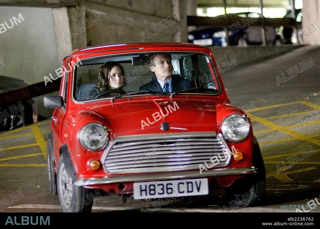 BILL NIGHY y EMILY BLUNT en BLANCO ESCURRIDIZO, 2010 (WILD TARGET), dirigida por JONATHAN LYNN. Copyright MATADOR PICTURES.