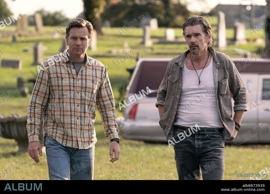 ETHAN HAWKE and EWAN McGREGOR in RAYMOND & RAY, 2022, directed by RODRIGO GARCIA. Copyright Apple Studios.