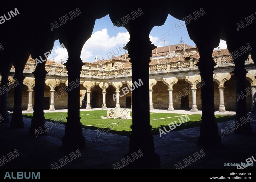 patio de Escuelas Menores de la Universidad  (arquitectura barroca / arco salmantino).