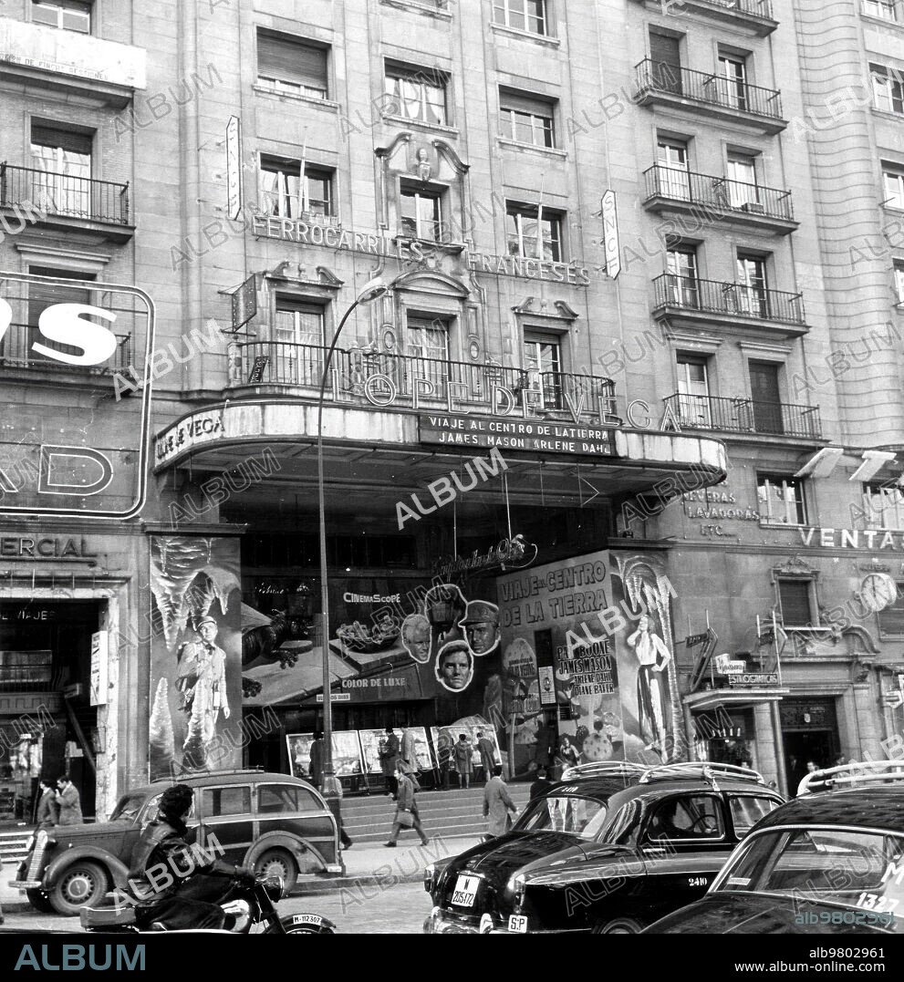 1961. Vista de la entrada del cine Lope de Vega con el cartel de la Película "viaje al centro de la Tierra".