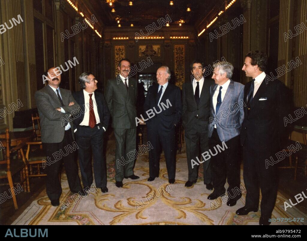 Abril 1987. Cena en honor de Antonio Mingote celebrada en la Biblioteca de ABC. De izquierda a derecha y de arriba a abajo: Chumy Chumez,  Alfonso Ussia, Tip, Mena, Mingote, Forges, Máximo, Coll y Peridis.