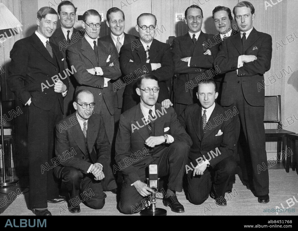 Orig. bildtext... Hallåmännen vid Parad för millionen torsdagen den 8 april 1937. persons: Carl-Åke Wadsten ;Henrik Hahr ;Lars Madsén ;Pontus Bohman ;Sven jerring ;Palle Brunius ;Per Lindfors.