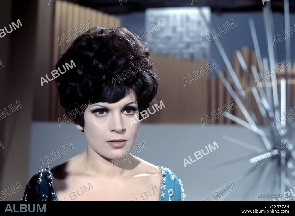 SALOME. MARIA ROSA MARCO POQUET. CANTANTE ESPAÑOLA. 1939. FOTO DURANTE UN ENSAYO DEL FESTIVAL DE EUROVISION QUE GANARIA EN EL AÑO 1969.