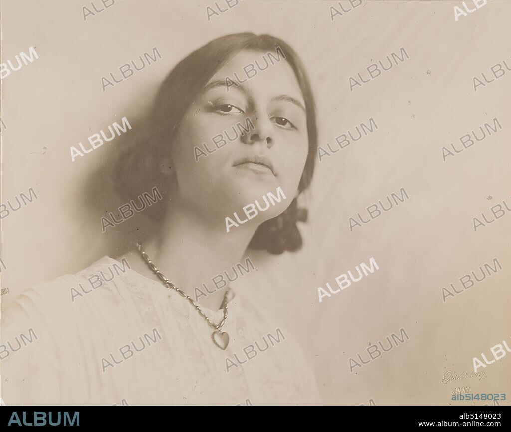 Rudolph Dührkoop, Gertrud Falke, collodion paper, matt, black and white positive process, image size: height: 16.80 cm; width: 21.00 cm, inscribed and dated: recto and left on the cardboard, handwritten in green crayon: 1908 Gertrud Falke; recto and left on the cardboard, handwritten in lead: Gertrud Falke, 25. January 1908, stamp: verso and on the brown paper: dry stamp: recto and right: Dührkoop, 1908; recto and right on the cardboard: Rudolph, Dührkoop, Hamburg, portrait photography, portrait, woman, Gertrud Falke.