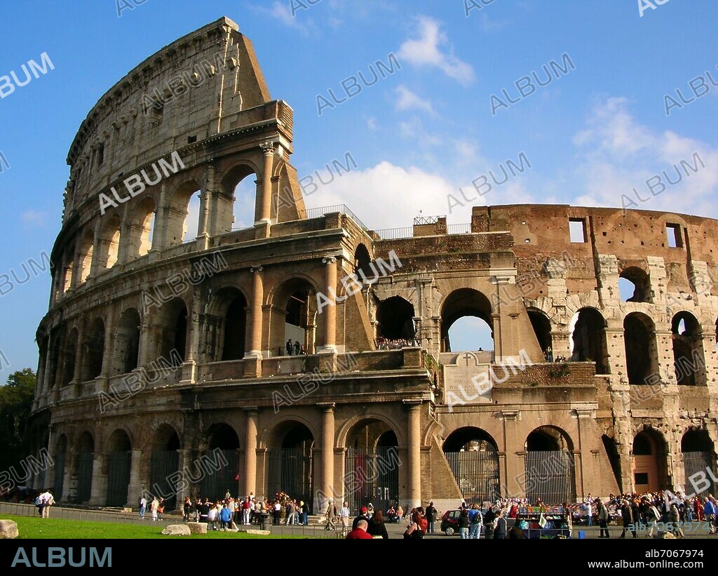 EXTERIOR DEL COLISEO ROMANO CONSTRUIDO EN EL SIGLO I, FACHADA ARTICULADA EN CUATRO ORDENES ARQUITECTONICOS SUPERPUESTOS.