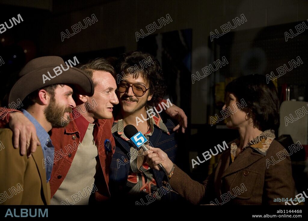 DIEGO LUNA y SEAN PENN en MI NOMBRE ES HARVEY MILK, 2008 (MILK), dirigida por GUS VAN SANT. Copyright FOCUS FEATURES / NICOLETTA, DANNY.