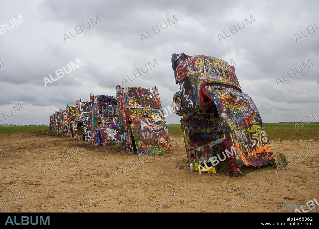 ESTADOS UNIDOS. Vista del MONUMENTO "CADILLAC RANCH", formado por coches Cadillac decorados con graffitis. Se encuentra en la histórica Ruta 66. Cercanías de Amarillo. Estado de Texas.