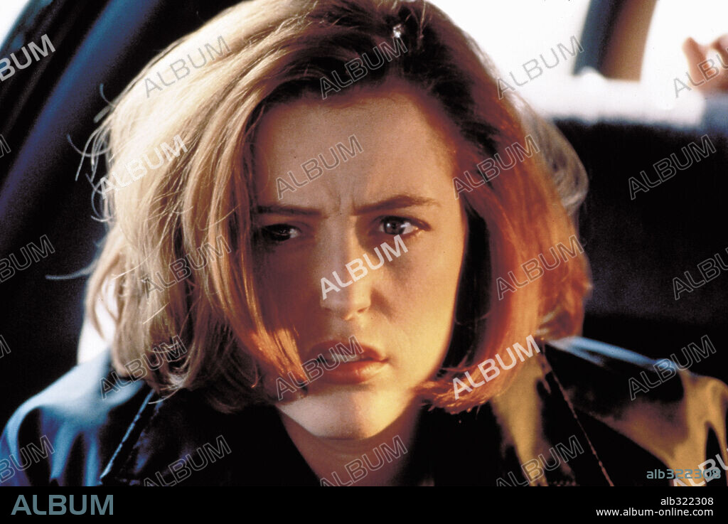 GILLIAN ANDERSON in THE X-FILES, 1998, directed by ROB BOWMAN. Copyright 20TH CENTURY FOX.