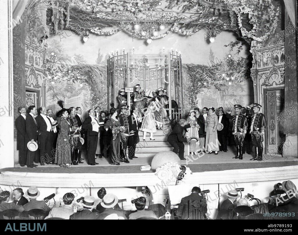 Octubre 1915. Estreno de anoche en el teatro Eslava. Escena final del segundo acto de la Opereta "invitación al Vals", letra de Cadenas y asensio Mas, música del maestro Nestron.