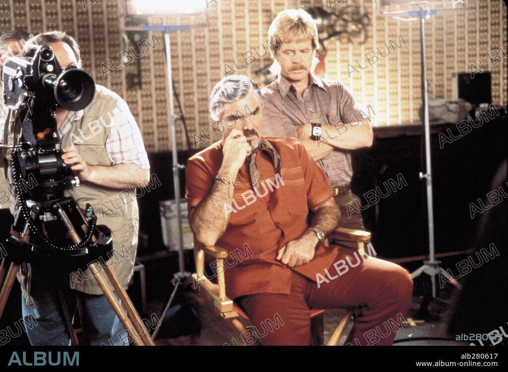 BURT REYNOLDS, RICKY JAY and WILLIAM H. MACY in BOOGIE NIGHTS, 1997, directed by PAUL THOMAS ANDERSON. Copyright NEW LINE CINEMA.