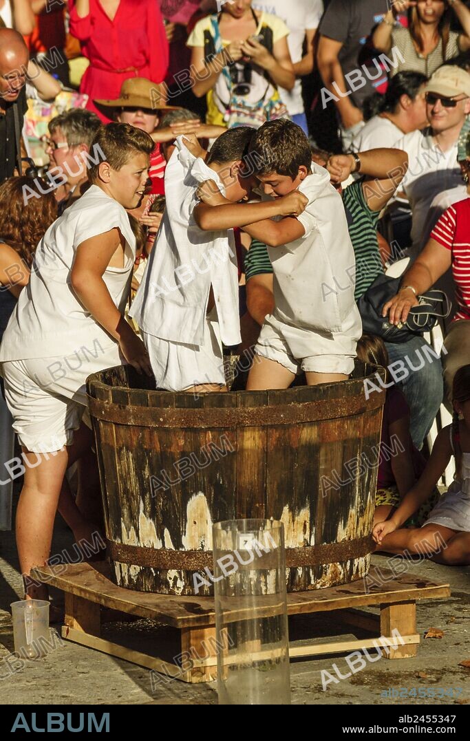 concurso de pisadores de uva, fiestas de Es Vermar, Binissalem, Mallorca, islas baleares, Spain, europa.