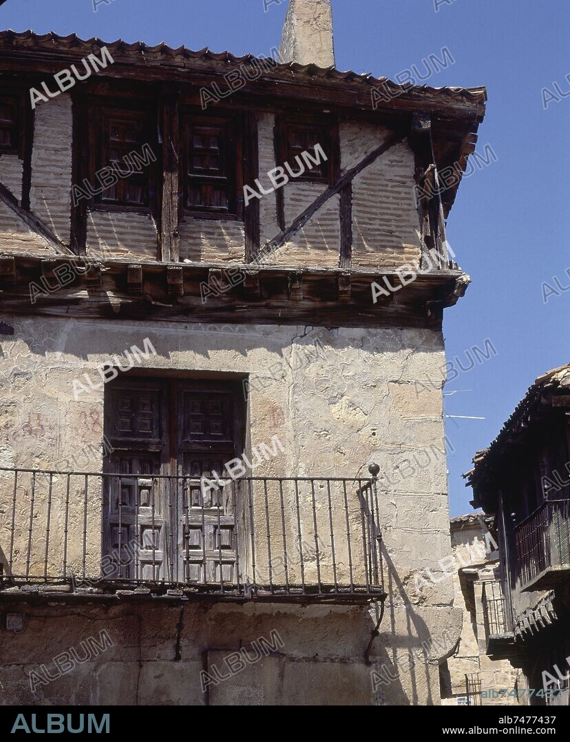 CASA TIPICA DE PEDRAZA CON BALCON Y VIGAS DE MADERA EN LA FACHADA.