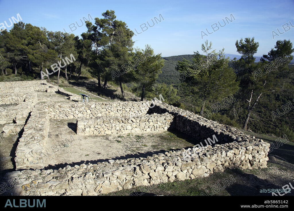 Moixent / Mogente; poblado ibérico - Íbero de La Bastida; base de casas y vistas hacia el valle / paisaje.