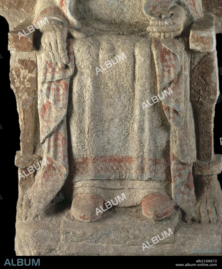 DAMA DE BAZA. ESCULTURA SEDENTE EN PIEDRA POLICROMADA. DETALLE DEL TRONO Y MANTO. IBERICO ESCULTURA. (DEPOSITO: MUSEO ARQUEOLOGICO NACIONAL).