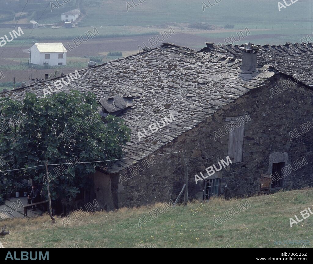 AUTOR LIBRE 01307. TEJADO DE PIZARRA DE UNA CASA.